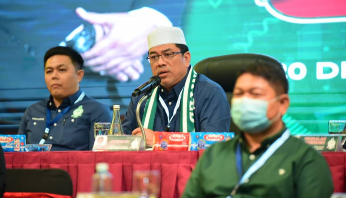 SULAIMAN (tengah) yakin kemampuan pasukan kendalian Zainal Abidin Hassan. FOTO Ihsan Persatuan Bolasepak Melaka United