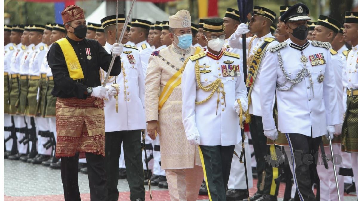 Sultan Kelantan, Sultan Muhammad V berkenan mencemar duli Istiadat memeriksa Perbarisan sempena Ulang Tahun Keputeraan Sultan Muhammad V yang ke-53 di Padang Merdeka hari ini. FOTO NIK ABDULLAH NIK OMAR
