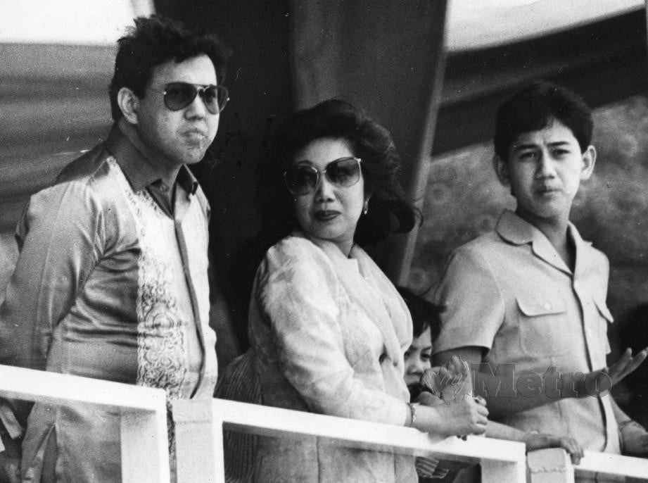 SULTAN Ismail Petra (kiri), Raja Perempuan Kelantan Tengku Anis dan Sultan Muhammad V pada Januari 1989. FOTO Arkib NSTP.