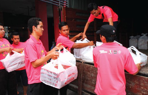 PEKERJA KFC dan Pizza Hut mengagihkan bantuan kepada mangsa banjir.