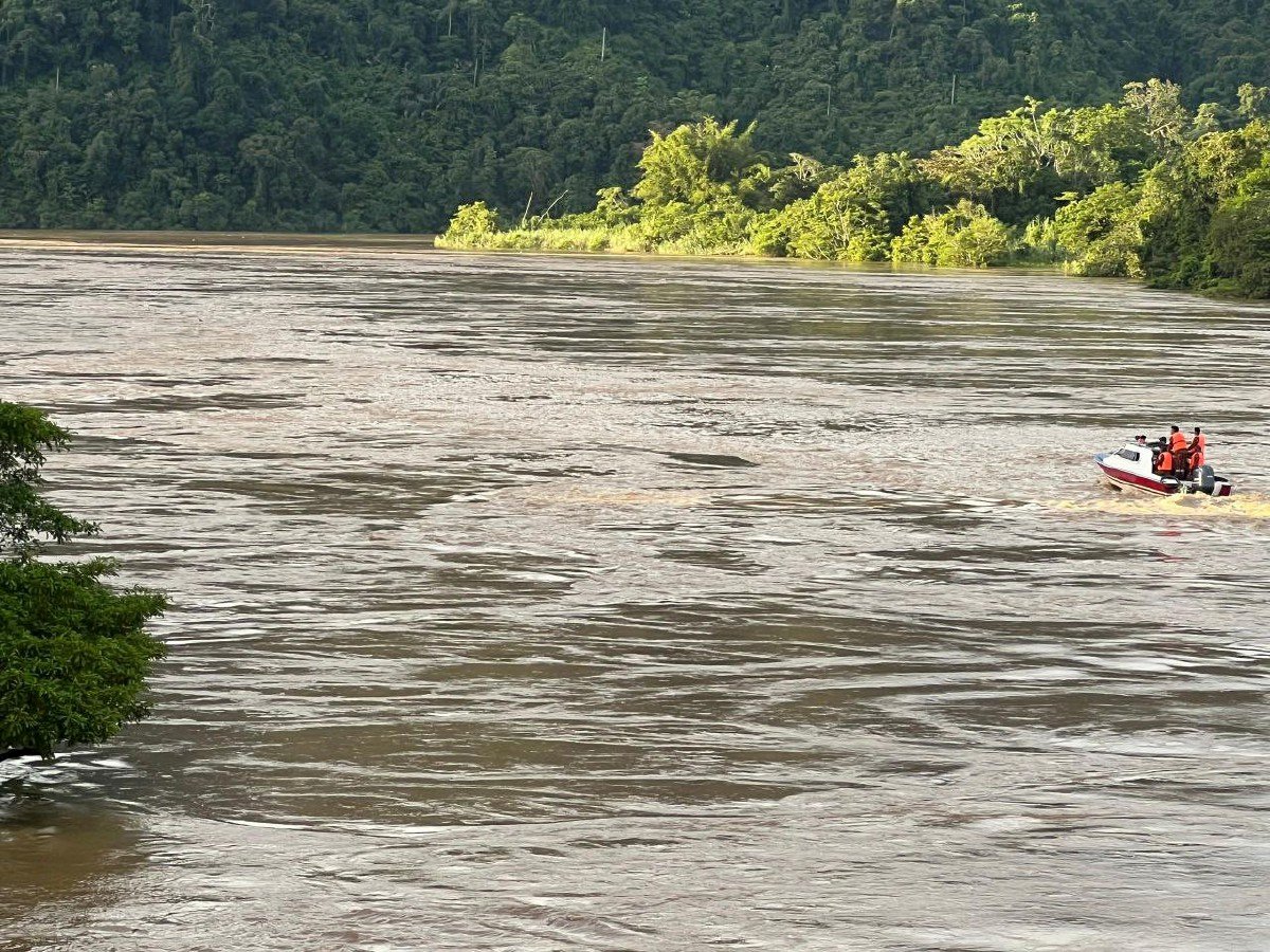 PASUKAN SAR menjalankan kerja-kerja pencarian mangsa secara permukaan di Sungai Batang Baleh. FOTO Ihsan Bomba
