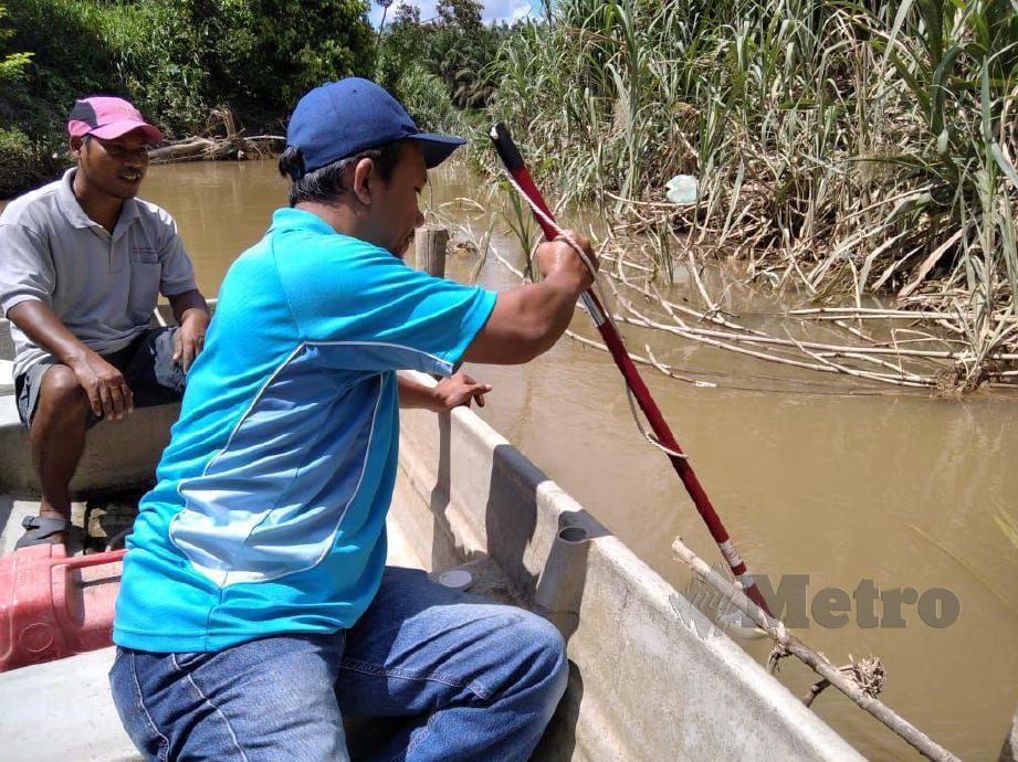 KAKITANGAN Jabatan Perikanan Negeri Johor membuat siasatan di Sungai Sembrong yang dilaporkan tercemar pada 2 Jun lalu. FOTO IHSAN PEMBACA.