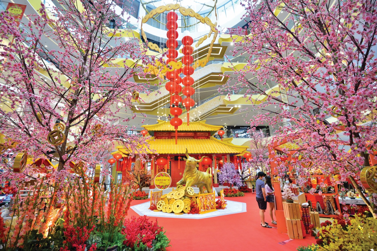 DEKORASI menarik di pusat beli-belah Sunway Velocity Mall sempena meraikan sambutan Tahun Baharu Cina.