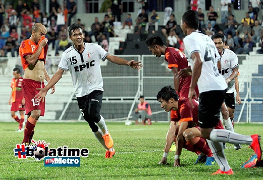 AHMAD Takhiyuddin (Dua kiri) meraikan jaringan gol. FOTO Aswadi Alias