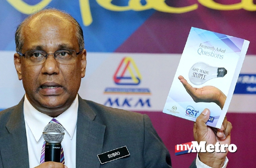 PENGARAH Bahagian GST Jabatan Kastam Diraja Malaysia menunjukkan buku pertanyaan lazim mengenai GST. FOTO Mohd Fadli Hamzah