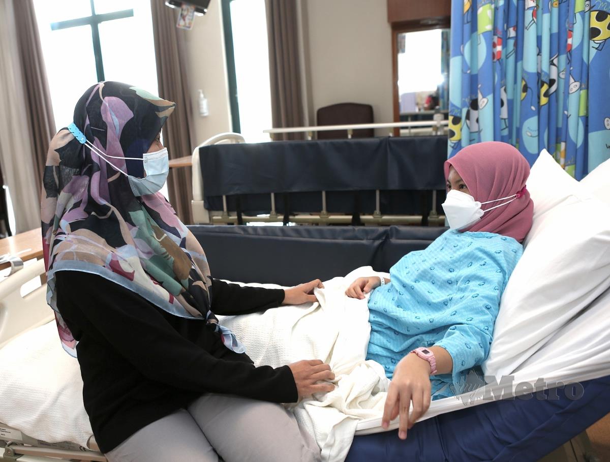 Nur Hanan diteman ibunya di Gleneagles Hospital. FOTO AMIRUDIN SAHIB