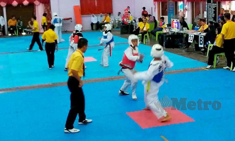 SEBAHAGIAN daripada atlet sekolah rendah dan menengah yang menyertai  Kejohanan Taekwondo Kebangsaan di SMADG. 