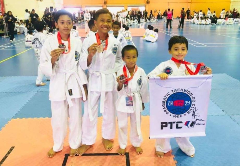 SEBAHAGIAN peserta yang memenangi pingat dalam Kejohanan Persatuan Taekwondo Kebangsaan Malaysia di Kompleks Sukan Setiawangsa, Kuala Lumpur, baru-baru ini.