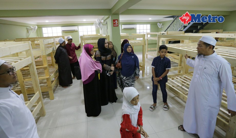 MOHD Zahid  (kanan) bersama ibu bapa pelajar meninjau  bangunan baru Pusat Tahfiz Darul Quran Ittifaqiyah, semalam. FOTO Nurul Syazana Rose Razman