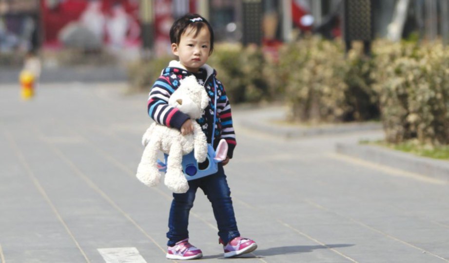 PENGAKHIRAN polisi satu anak membolehkan semua rakyat China mempunyai rekod hukou.