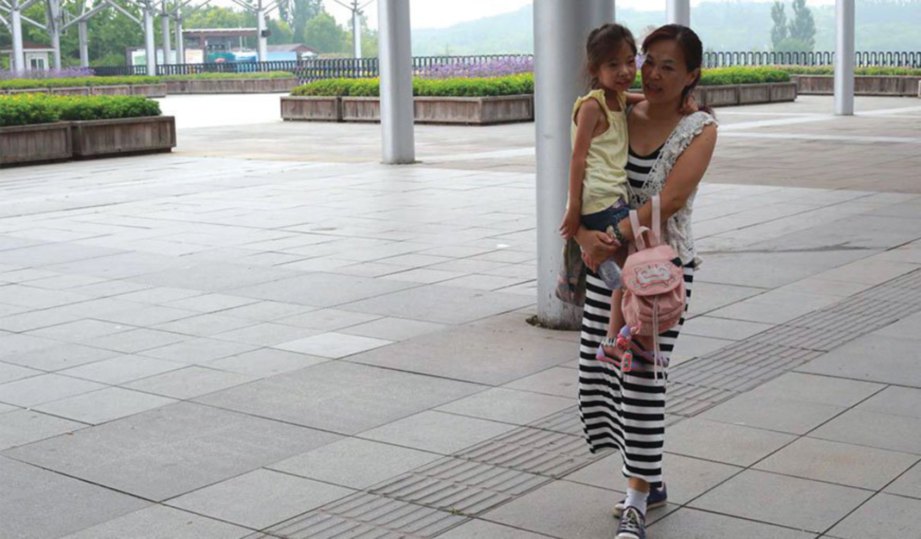 CHUNYAN Liu, gembira membawa anak bersiar-siar selepas mendaftarkan kelahirannya April tahun lalu.