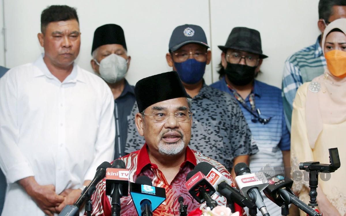 Tajuddin pada sidang media mengenai pemecatan beliau daripada MKT Umno di Eastin Hotel Petaling Jaya. FOTO EIZAIRI SHAMSUDIN