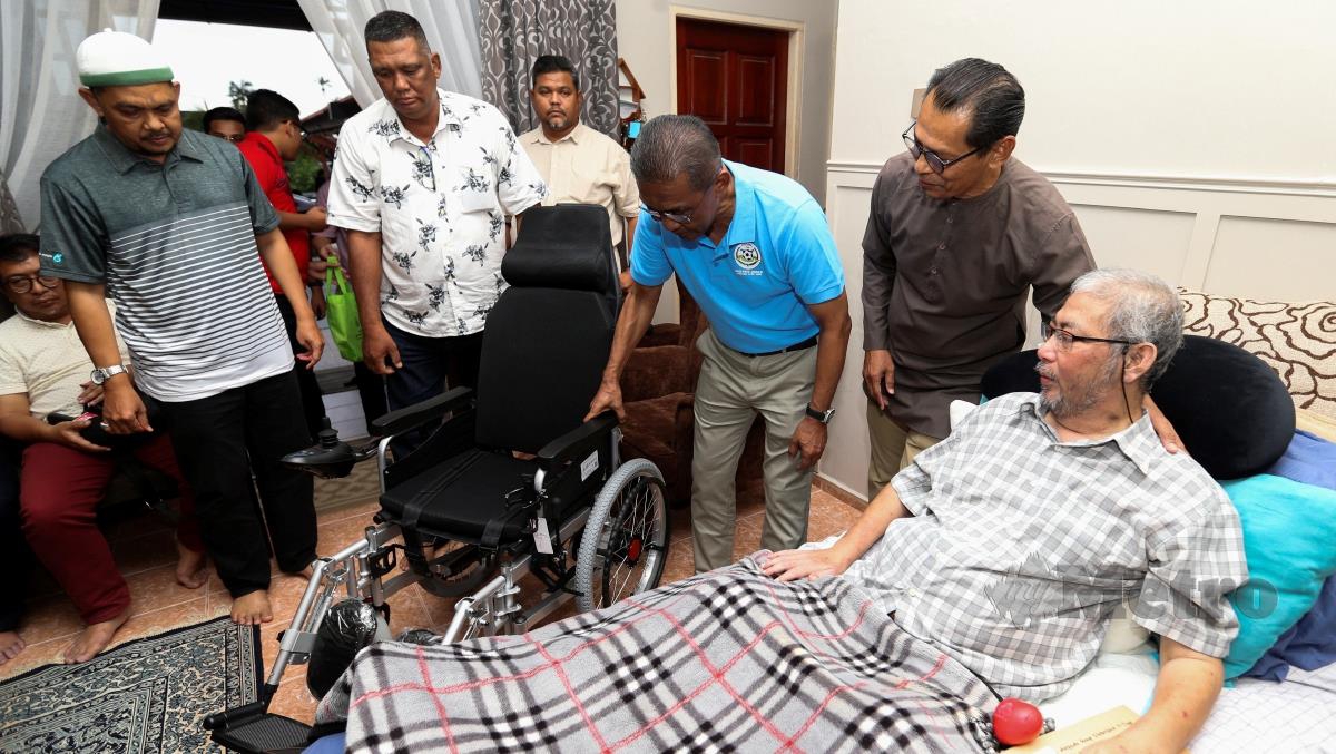 MENTERI Tenaga dan Sumber Asli, Datuk Seri Takiyuddin Hassan yang juga Ahli Parlimen Kota Bharu melawat Hashim, semalam. FOTO NIK ABDULLAH NIK OMAR