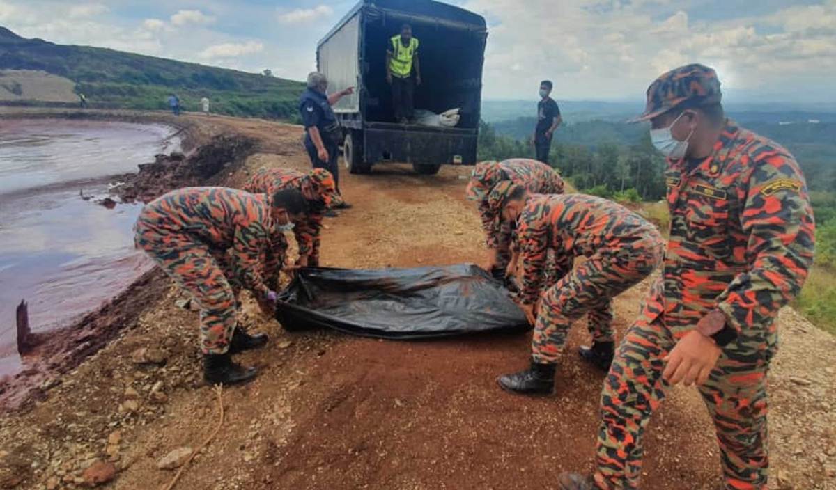 DUA lelaki ditemukan lemas selepas terjatuh ke dalam kolam tadahan air, lombong bijih besi, Batu Talam. FOTO Facebook Bomba & Penyelamat Negeri Pahang