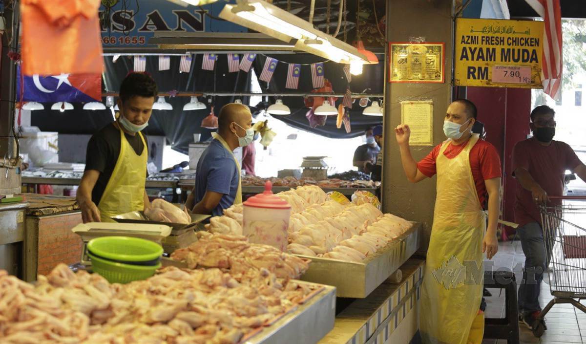PENIAGA meletakkan tanda harga ayam bersih dengan harga RM7.90 sekilogram bagi harga skim kawalan ketika tinjauan pelaksanaan Skim Kawalan Harga Musim Perayaan sempena Aidilfitri yang bermula hari ini sehingga 20 Mei 2021 ketika tinjauan di Tampoi, Skudai, Johor. FOTO Nur Aisyah Mazalan