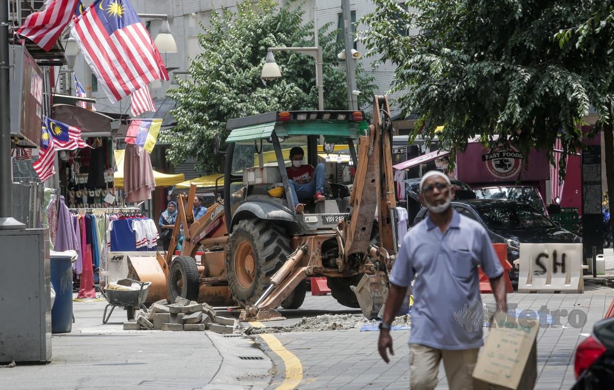 Pekerja kontrak melakukan kerja penyenggaraan paip dibawah tanah di beberapa sekitar kawasan Masjid India berikutan ada beberapa jalan dikawasan berkenan tidak rata dan mendap berikutan kejadian tanah jelus yang membabitkan seorang mangsa.