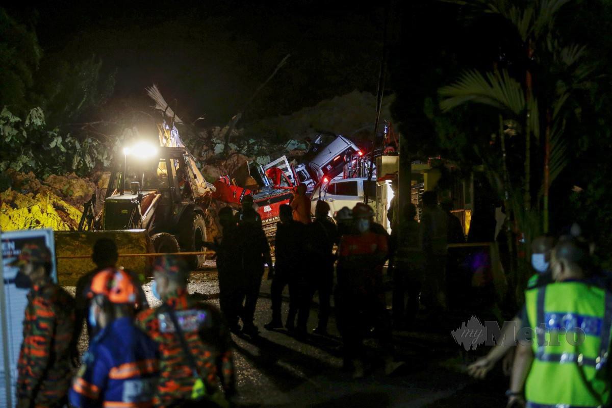 Operasi mencari dan menyelamat mangsa kejadian tanah runtuh di Taman Bukit Permai 2, Ampang hari ini. Foto Aizuddin Saad