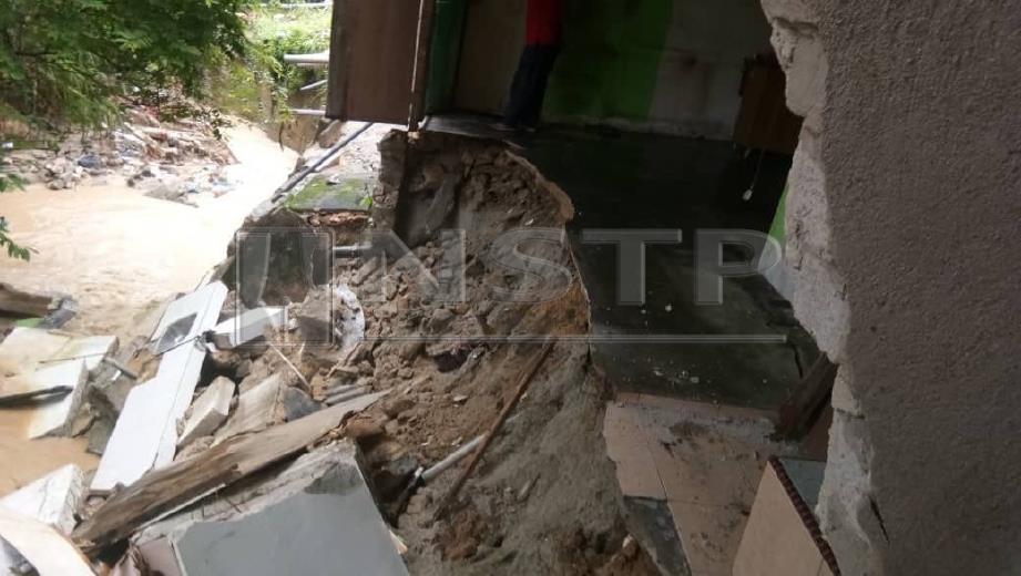TANAH terhakis akibat jumlah air sungai terlalu banyak ketika hujan menyebabkan struktur kediaman rosak dan retak dalam kejadian di Lot 132 Kampung Tasik Permai, Jalan Permai 13, Ampang, hari ini.