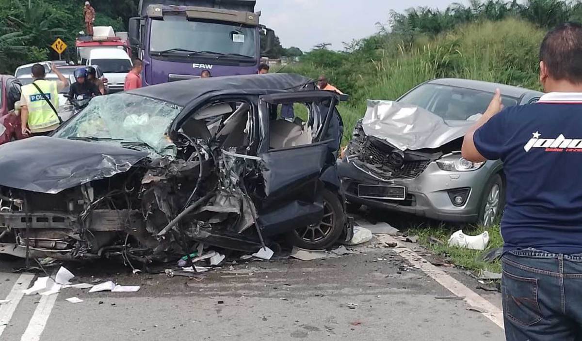 KEADAAN Perodua Myvi dinaiki tiga sekeluarga yang maut dalam kemalangan membabitkan tiga kenderaan di kilometer 44.5 Jalan Muar- Segamat. FOTO Ihsan JBPM