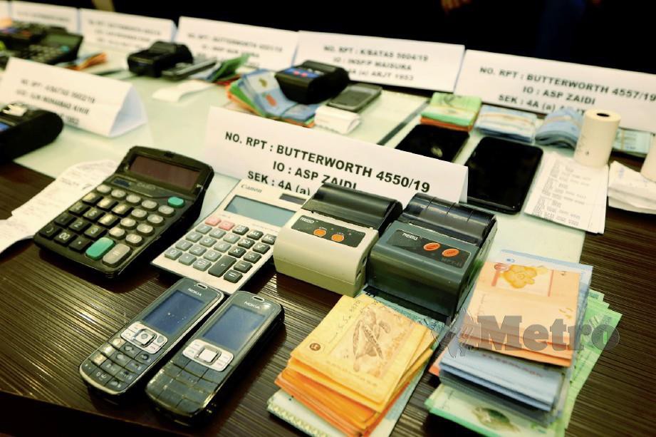 ANTARA rampasan wang tunai, telefon bimbit dan pencetak dalam Ops Dadu di IPDSPU. FOTO MIKAIL ONG