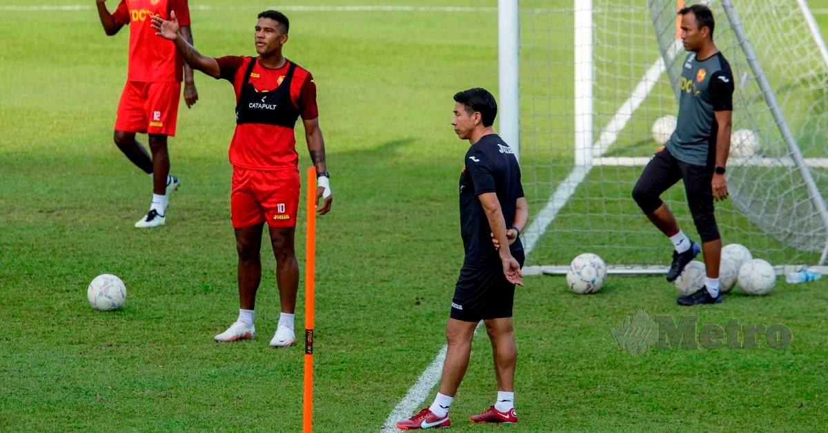 CHENG Hoe (dua dari kanan) berkata, barisan pemain Melaka United sudah pastinya akan meletakkan semua masalah di luar padang. FOTO AIZUDDIN SAAD