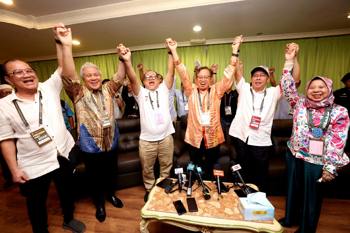 ISKANDAR diraikan Premier Sarawak Tan Sri Abang Johari Tun Openg dan penyokong parti. FOTO Bernama 