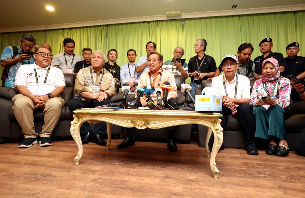 ABANG Johari mengadakan sidang media selepas calon  GPS PRK Jepak, Iskandar diisytiharkan sebagai pemenang. FOTO Bernama 