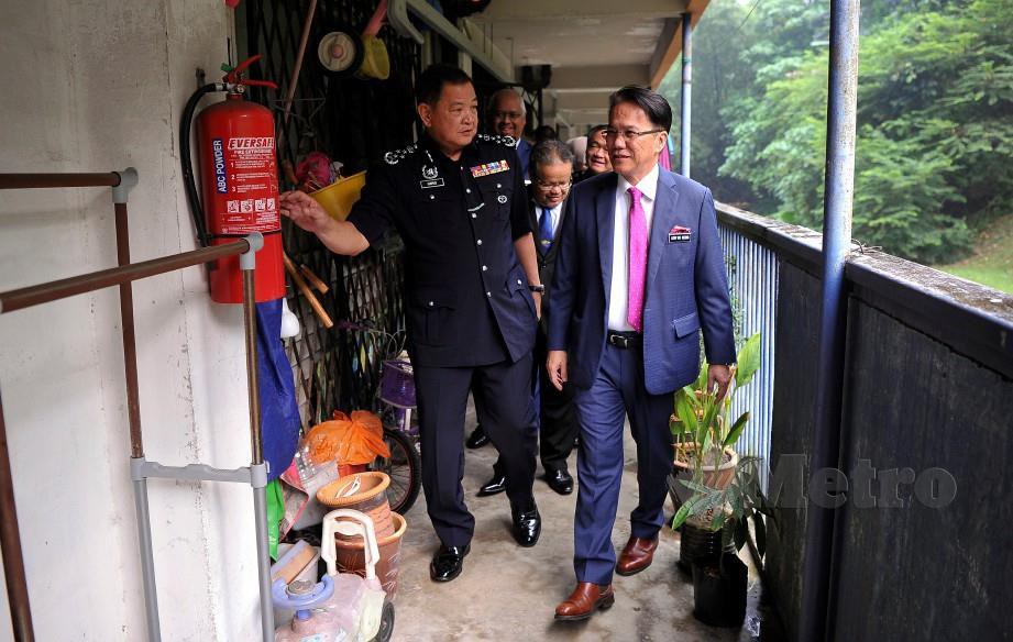 MENTERI di Jabatan Perdana Menteri Datuk Liew Viu Keong (kanan) diberi penerangan oleh Ketua Polis Negara Tan Sri Abdul Hamid Bador (kiri) ketika melawat kediaman anggota Polis DiRaja Malaysia (PDRM) di Kem Briged Tengah Pasukan Gerakan Am (PGA) Cheras hari ini.  FOTO BERNAMA