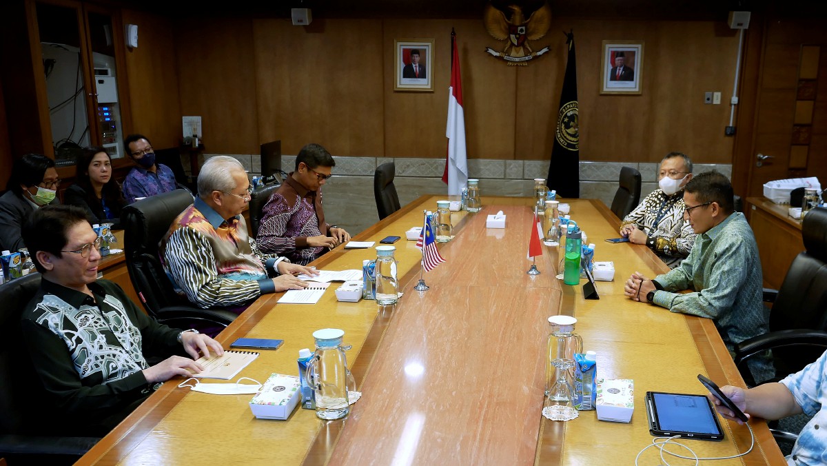 JAKARTA, 19 Ogos -- Menteri Komunikasi dan Multimedia Malaysia Tan Sri Annuar Musa (dua, kiri) mengadakan kunjungan hormat ke atas Menteri Pariwisata dan Ekonomi Kreatif Sandiaga Uno petang tadi.