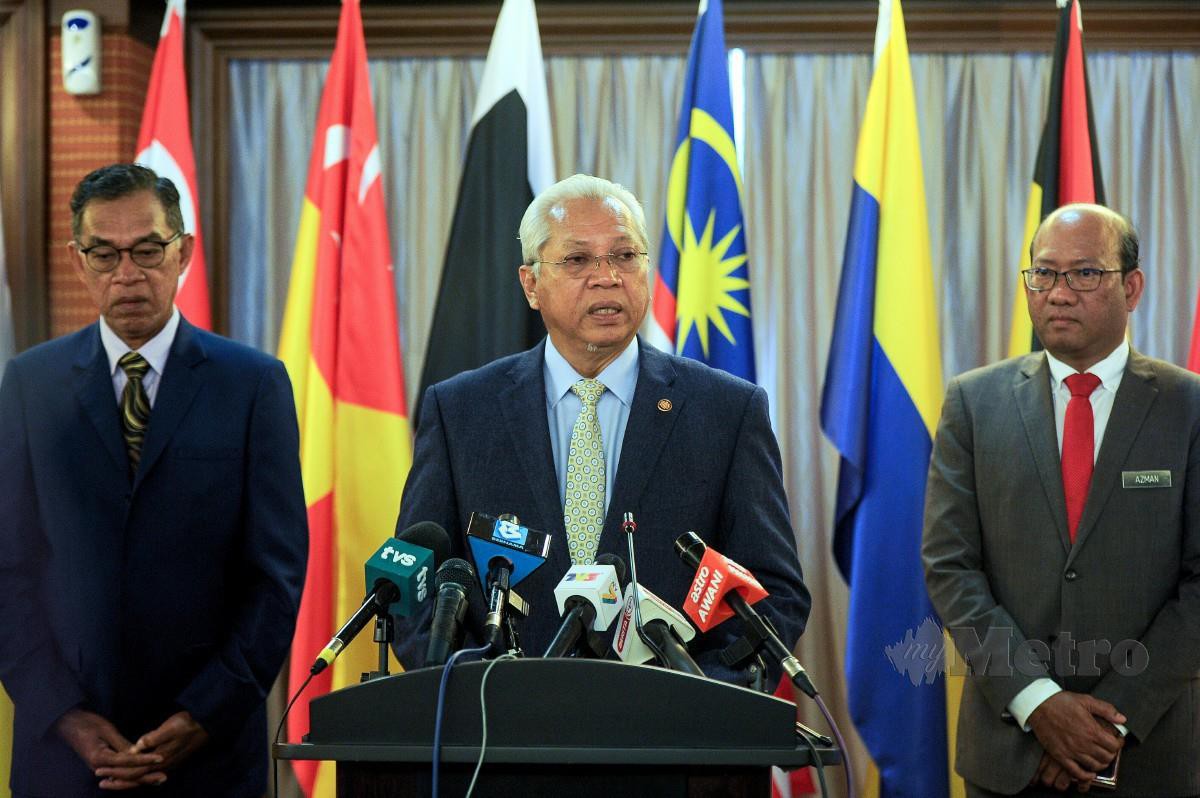 ANNUAR (tengah) pada sidang media hari ini. Turut hadir, Timbalan Menteri Perdagangan Dalam Negeri dan Hal Ehwal Pengguna Datuk Rosol Wahid (kiri) dan Ketua Setiausaha kementerian itu Datuk Azman Mohd Yusof. FOTO Bernama 