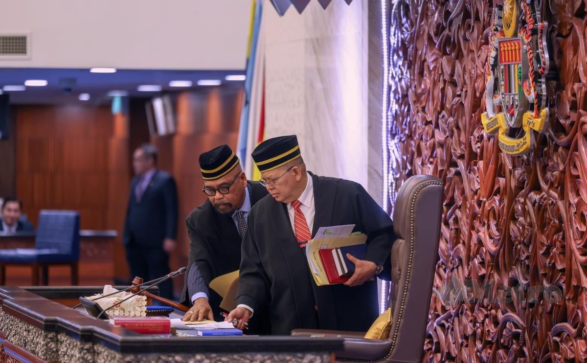 Johari Abdul (kanan) dan Timbalan Yang Dipertua Dewan Rakyat Datuk Dr Ramli Mohd Nor pada Persidangan Dewan Rakyat bagi Mesyuarat Kedua, Penggal Ketiga Parlimen ke-15 di Bangunan Parlimen hari ini.
