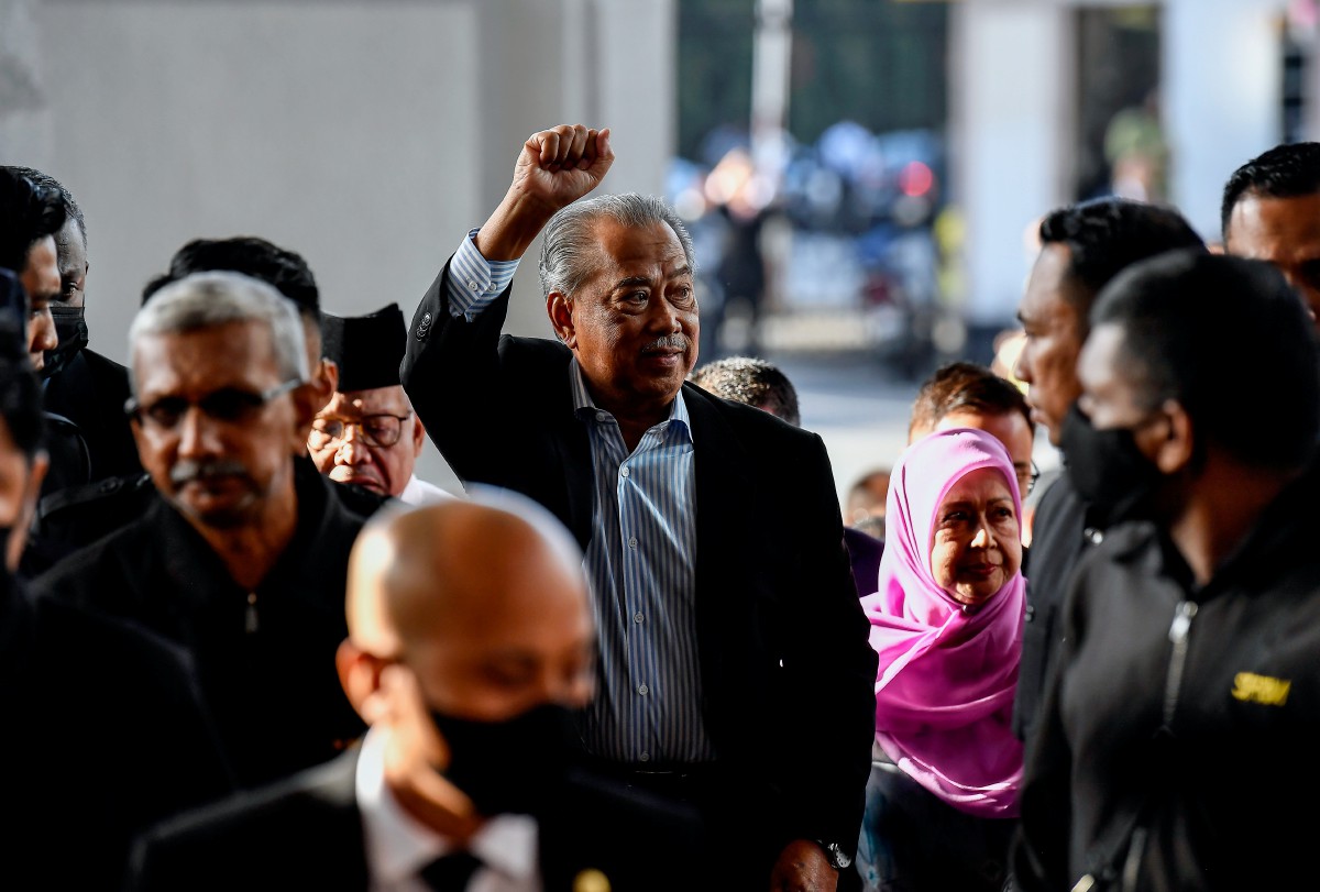 MUHYIDDIN diiringi isteri Puan Sri Norainee Abdul Rahman tiba di Kompleks Mahkamah Kuala Lumpur hari ini. FOTO Bernama 
