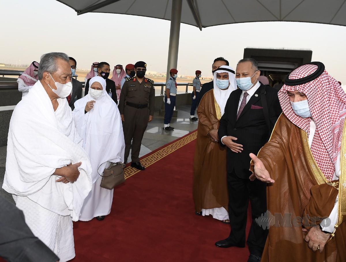 MUHYIDDIN dan Noorainee tiba di Lapangan Terbang Antarabangsa King Abdulaziz hari ini. FOTO Bernama