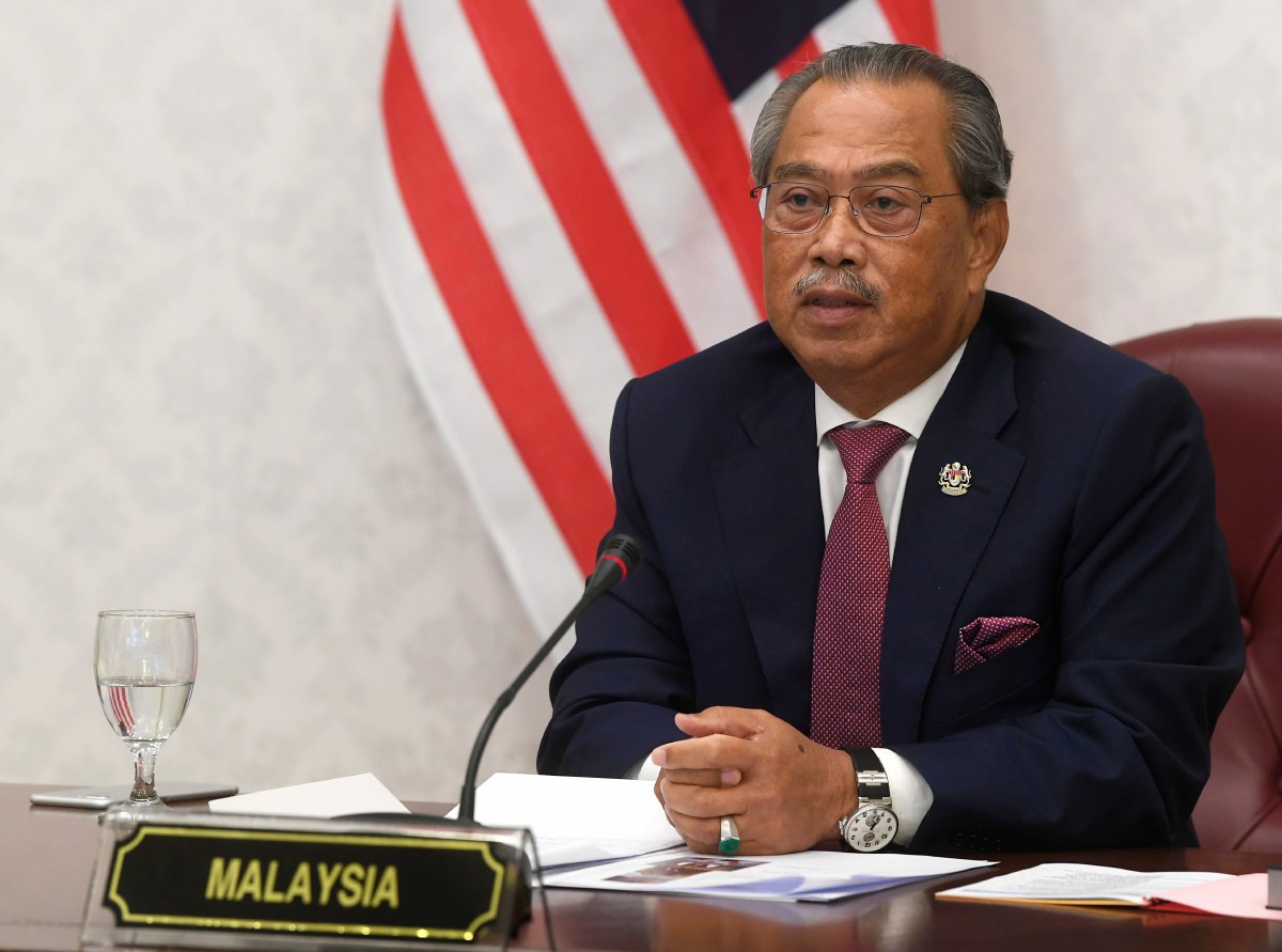 PERDANA Menteri Tan Sri Muhyiddin Yassin menyampaikan ucapan secara maya pada Sidang Kemuncak Kumpulan Lapan Negara Membangun (D-8) Ke-10 di pejabatnya di Putrajaya, semalam. FOTO Bernama 