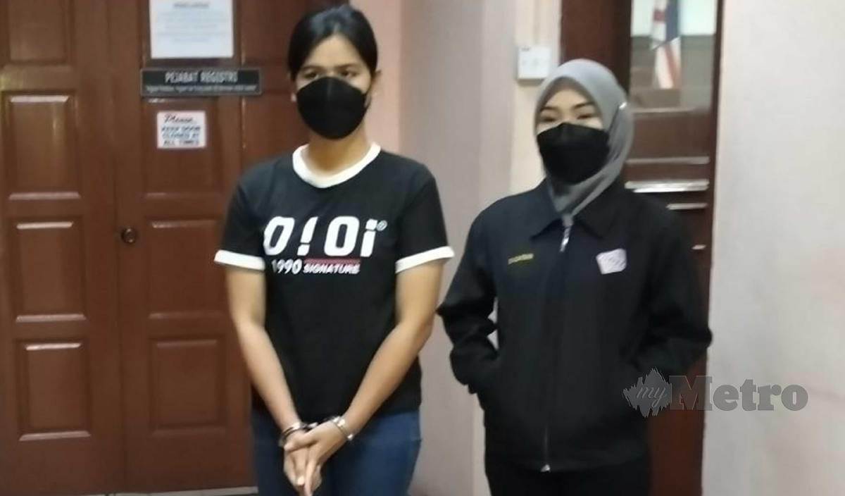 MALYN Julismu (kiri) dihukum penjara 30 hari dan denda RM2000 oleh Mahkamah Majistret Tawau selepas mengaku bersalah memiliki kad pengenalan milik individu lain. FOTO Abdul Rahemang Taiming