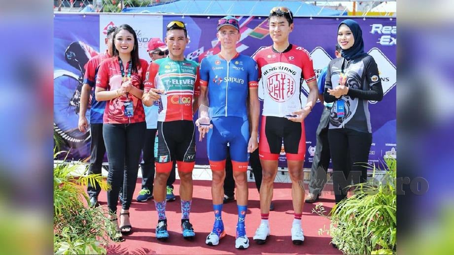 Raileanu (tengah) bersama pelumba Pasukan Hengxiang Cycling Team, Zheng Zhang (dua kanan) dan  Dominic Perez (dua kiri). FOTO NSTP/ASWADI ALIAS.