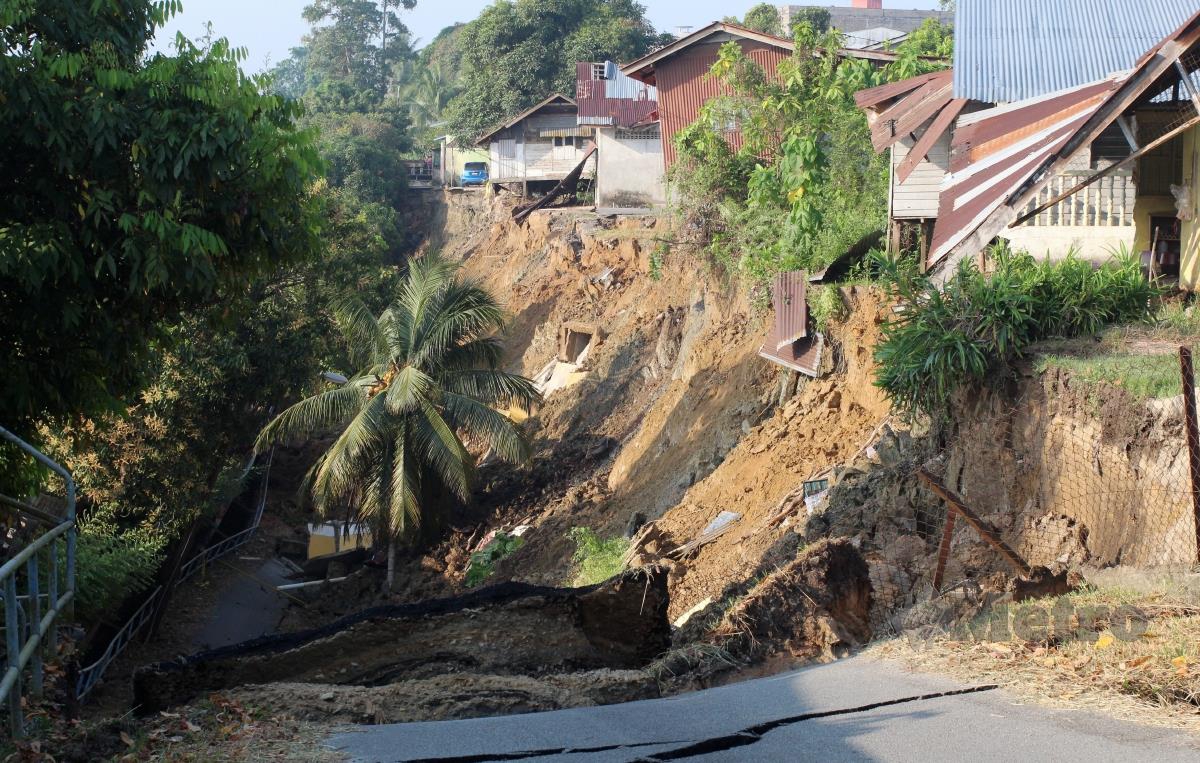 KEADAAN tanah runtuh sepanjang 200 meter di Kampung Pohon Celagi, Pasir Mas, di sini, dipercayai disebabkan terjahan air Sungai Kelantan ke benteng berkenaan. FOTO NIK ABDULLAH NIK OMAR