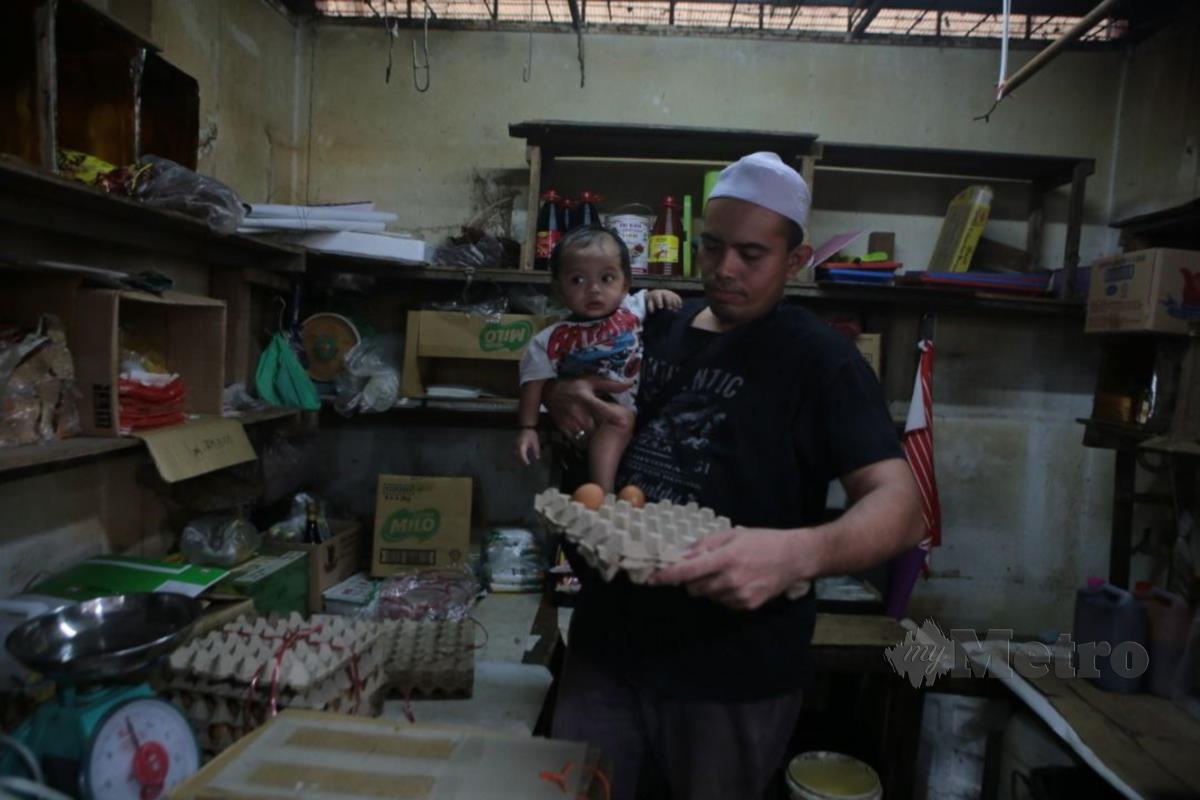 Milatul Shamsul menunjukkan bekalan telur di kedainya di Pasar Besar di sini. Foto Noorazura Abdul Rahman