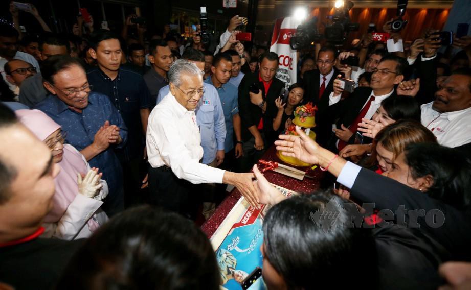 Dr Mahathir bersalam dengan tetamu yang hadir pada Program Temurapat MPN PKR di Port Dickson, hari ini. Foto Iqmal Haqim Rosman 