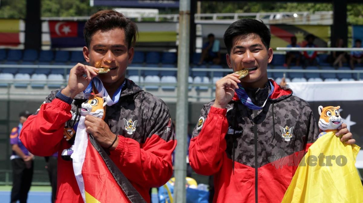 JIMMY (kanan) dan Aiman memenangi pingat emas beregu lelaki tenis Sukma 2022 di Kompleks Tenis, Jalan Duta. FOTO MOHAMAD SHAHRIL BADRI SAALI