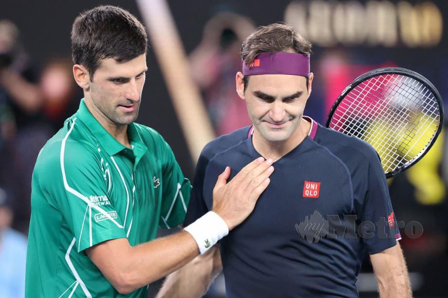 DJOKOVIC (kiri) menewaskan Federer pada saingan separuh akhir hari ini. FOTO AFP