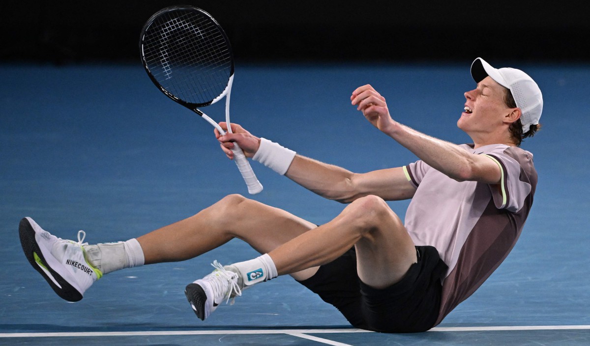 SINNER meraikan kejayaan merangkul gelaran sulung Grand Slam di Terbuka Australia. FOTO AFP
