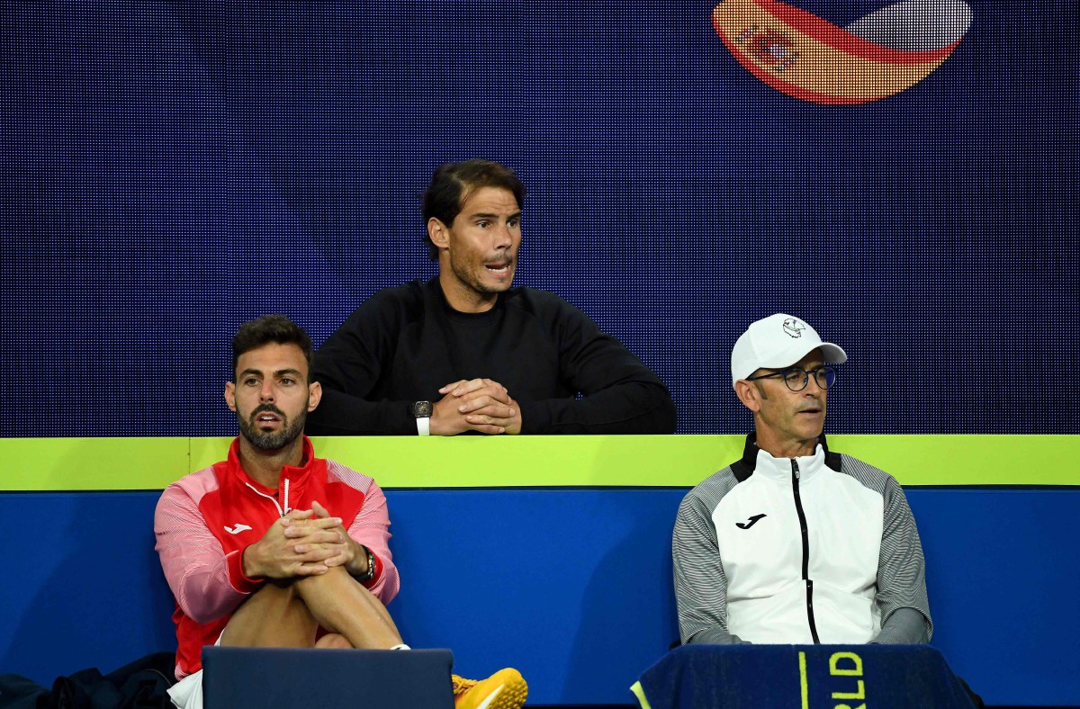 Nadal (tengah) menyaksikan perlawanan persorangan Kumpulan B, Piala ATP antara Michail Pervolarakis dari Greece dan pemain Sepanyol, Pablo Carreno Busta di Melbourne. FOTO AFP