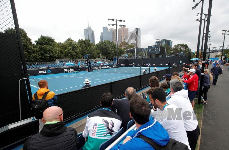 Penonton menyaksikan perlawanan kelayakan Terbuka Australia di Melbourne Park, Melbourne. FOTO Reuters