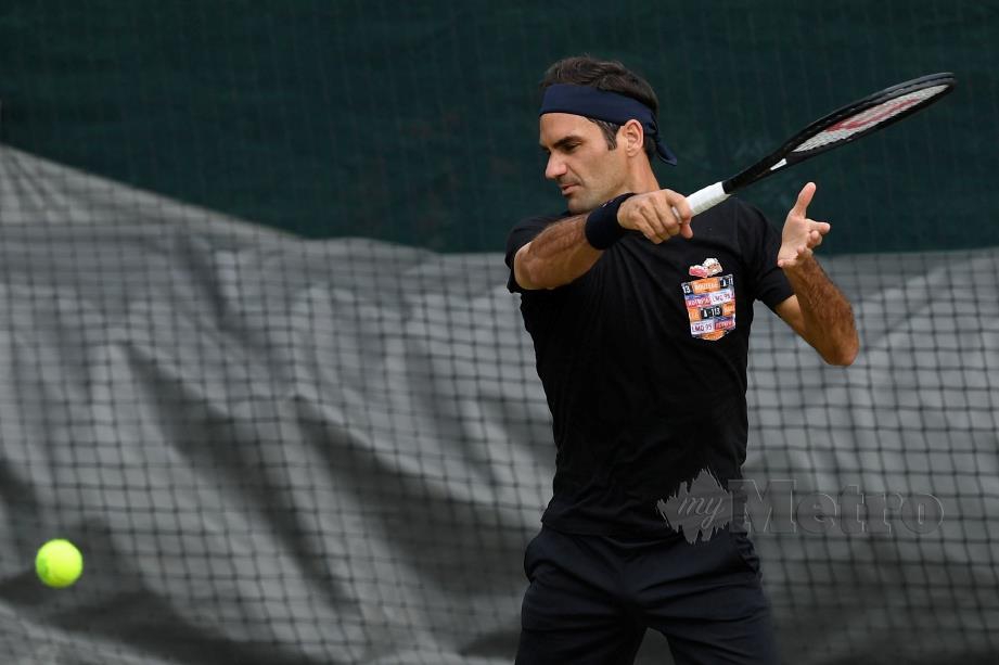 FEDERER menjalani latihan di Wimbledon menjelang aksi menentang Nishikori esok.   - FOTO AFP