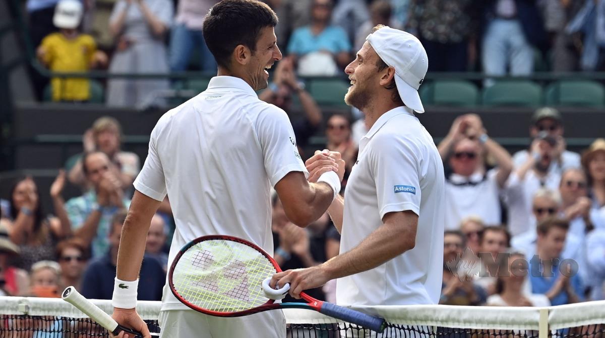 JUARA bertahan, Novak Djokovic (kiri) bersalaman dengan Denis Kudla selepas perlawanan pusingan ketiga Wimbledon, hari ini. FOTO AFP