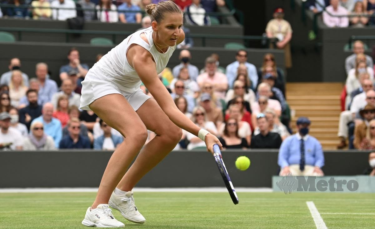 PEMAIN Republik Czech, Karolina Pliskova mengembalikan pukulan pemain Switzerland, Viktorija Golubic di suku akhir acara perseorangan wanita Wimbledon, hari ini. FOTO AFP