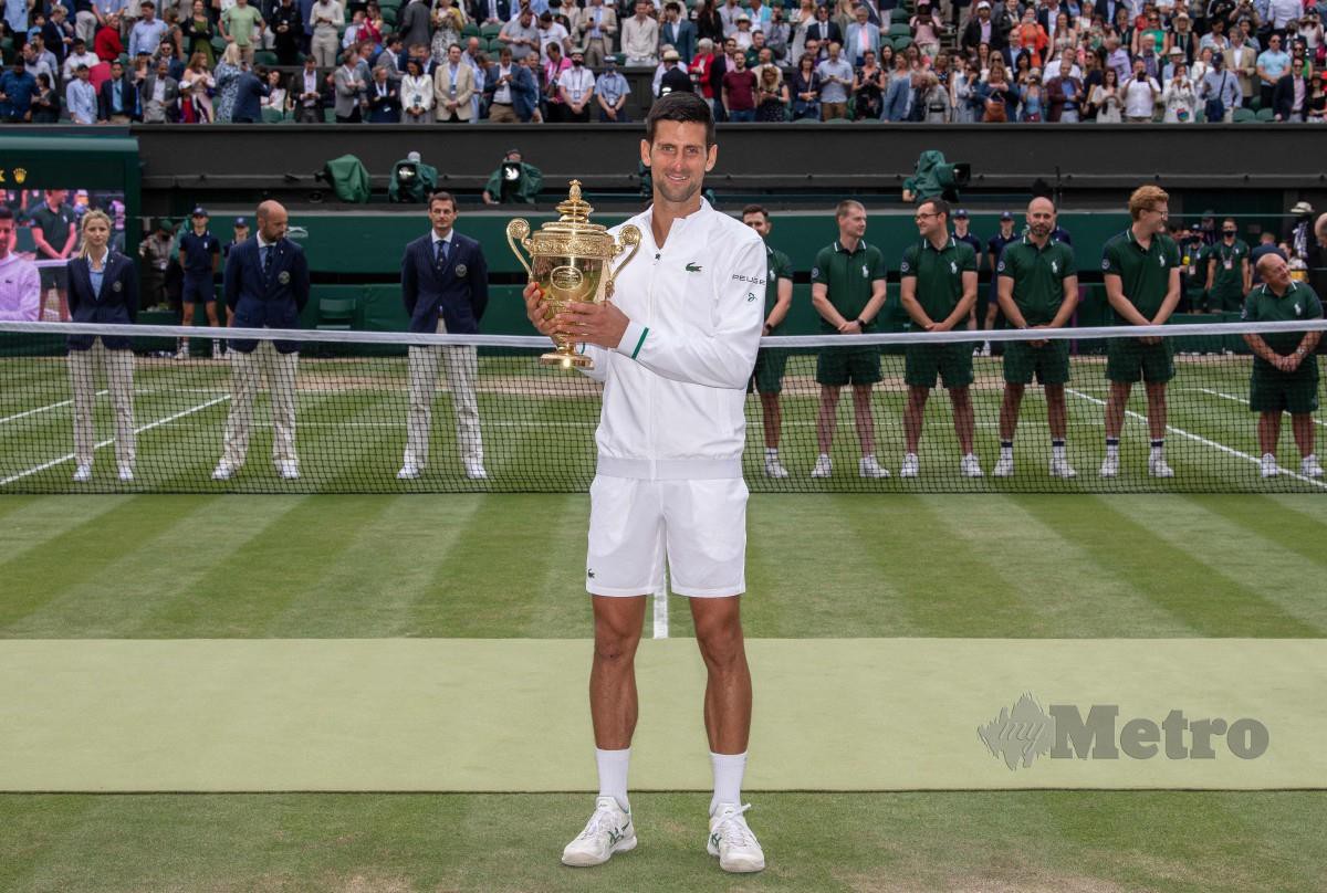 DJOKOVIC merangkul gelaran keenam Wimbledon. FOTO AFP 