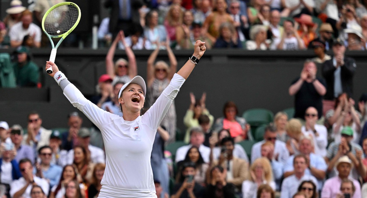 BARBORA meraikan kejayaan mengalahkan Elena. FOTO AFP