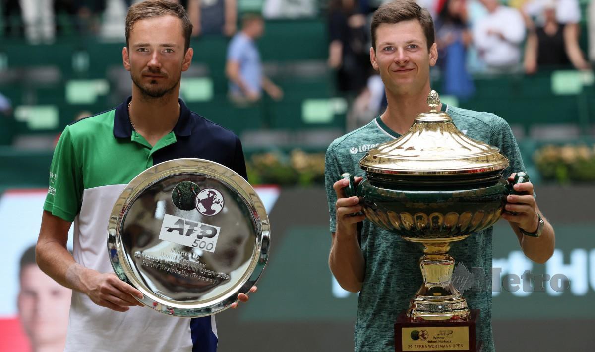 HURKACZ (kanan) berjaya muncul juara di Terbuka Halle. FOTO Reuters
